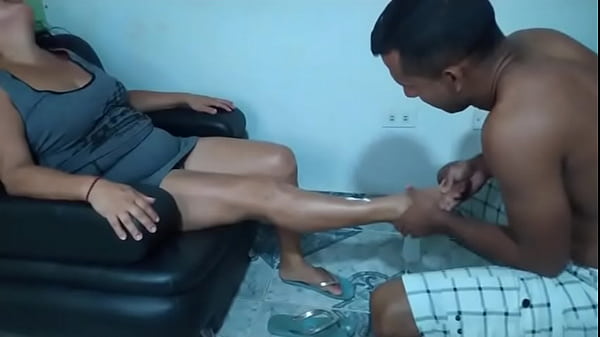 Le hago un masaje a mi suegra y termino comiendome su coño