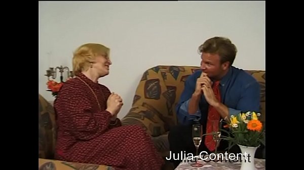 Actually she came to clean and then suddenly his cock was in her hairy pussy – 80s vintage fun