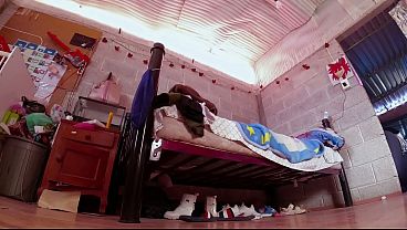 estudiante culona hace la limpieza debajo de la cama antes de irse a la calle