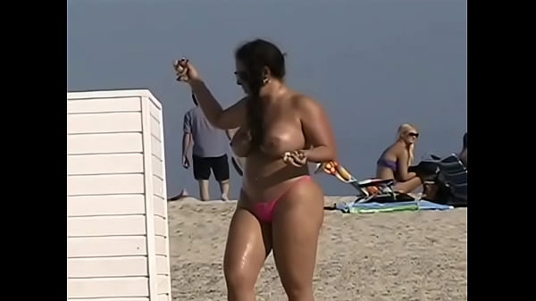 EW 19 – This Hotwife decided to flash her pussy at any voyeur she sees on the nude beach