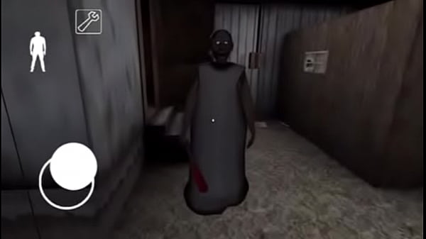 Idosa com pau na mão