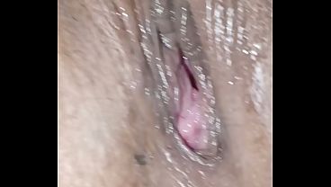 PINAY OFW TINURUAN MAG BEMBANGAN ANG KANYANG ALAGA – PINAY STEPMOM AMD STEPSON SEX AND EATING PUSSY