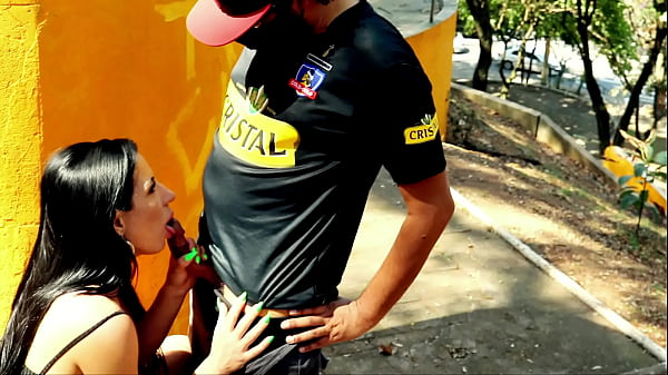 Putinha Gostosa pagando um Boquete na Praça Pública