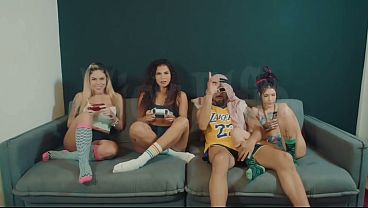 Trai meu namorado com a prima lésbica e a ex dele enquanto ele foi buscar o lanche, voltou e ficou de voyeur – Nick Elfie – Rangel Carlos