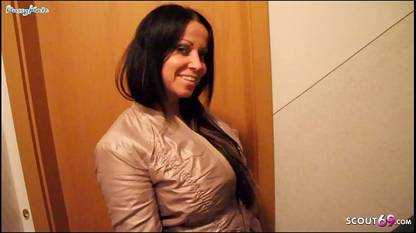 Deutsche Mutti Katie Pears treibt es mit dem jungen Typen von Nebenan wenn seine Eltern arbeiten sind – German MILF