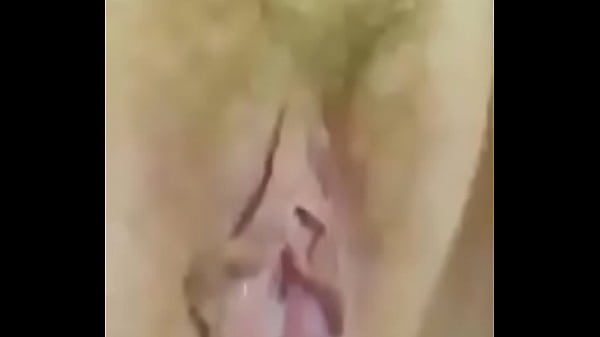 Elle caresse sa grosse chatte poilue