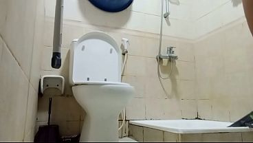 Filipina BBW Naked Cleaning Dirty Toilet – Huge Pinay Ass Shaking While Scrubbing Bathroom