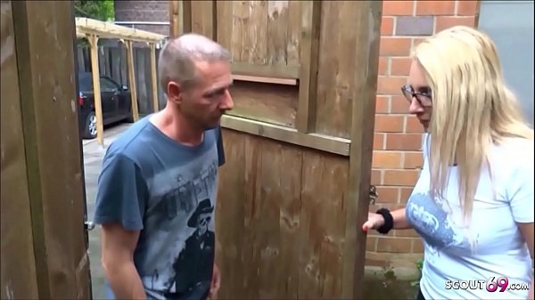 German MILF – Notgeile Nachbarin fickt im Garten