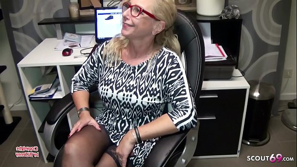 Mega Naturtitten Chefin voegelt mit dem Job Bewerber direkt im Buero – German MILF