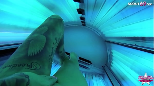 Tight Tini nimmt dich ins Solarium mit und zeigt alles was sie hat