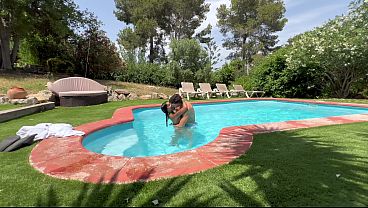 VECINO VOYEUR NOS OBSERVA MIENTRAS FOLLAMOS EN LA PISCINA DEL JARDÍN- YASMINA KHAN- BRADY BUD