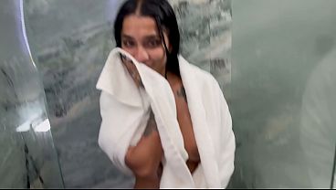 VOYEUR HERMANASTRO NOS ESPÍA EN LA DUCHA MIENTRAS TENGO SEXO CON UNA ASIATICA TETONA- YASMINA KHAN