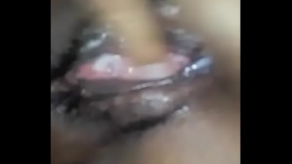 Dando unas mamadas a una rica rajita