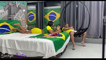 Duas safadas se chupando enquanto o marido olhava o jogo de futebol