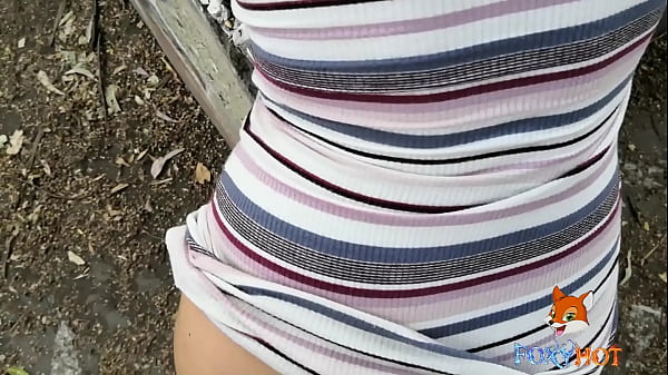 En publico mostrando y exhibiendo mi cuerpo como la puta que soy, buscando una verga gruesa y larga