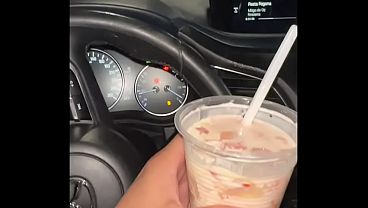 Mi amiga sexy se desnuda en público mostrando su grande culo y tocándose el coño bien Caliente